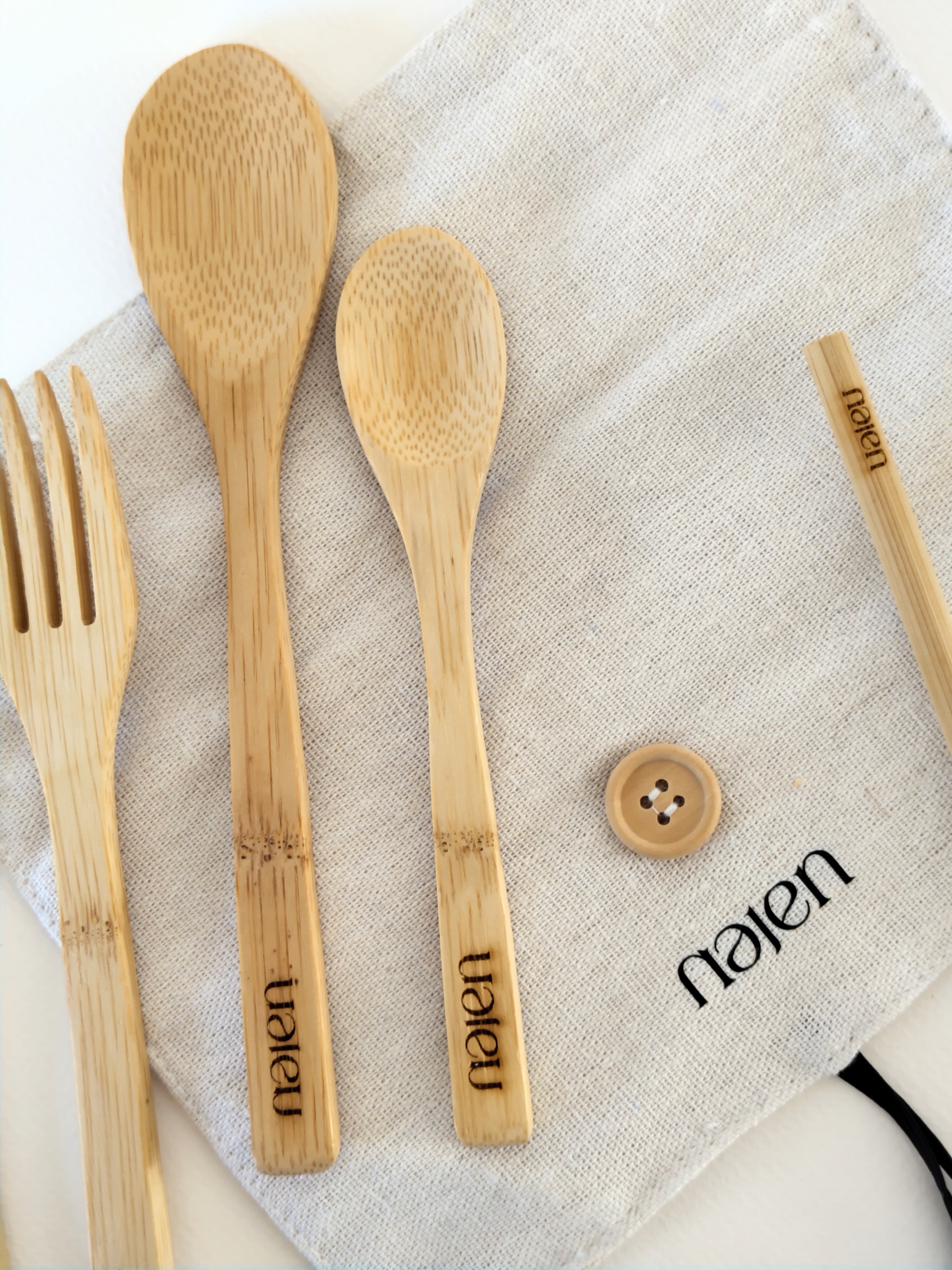 Set de 4 Couverts en Bambou avec Pochette