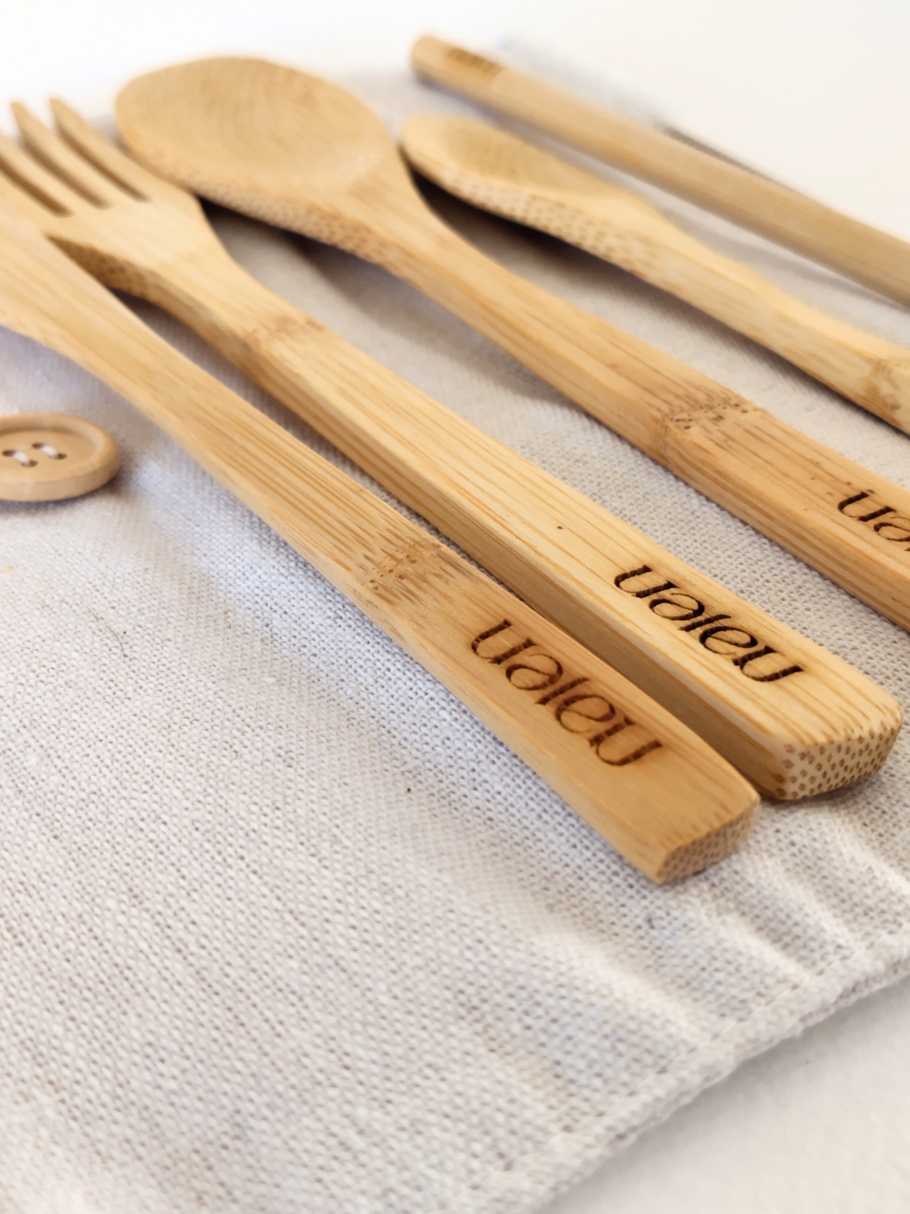 Set de 4 Couverts en Bambou avec Pochette