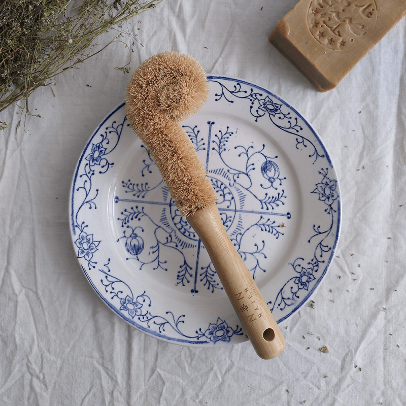 Brosse à vaisselle en bois et noix de coco