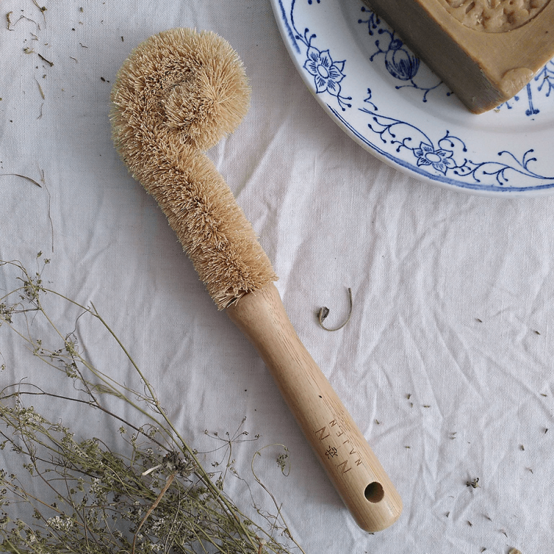 Brosse à vaisselle en bois et noix de coco